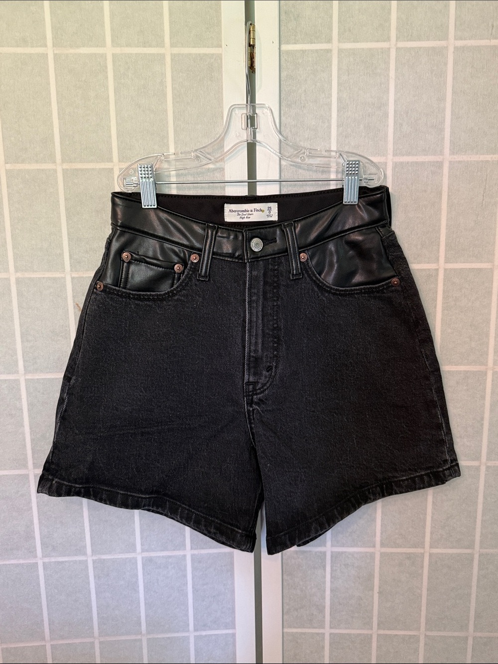 Abercrombie & Fitch The Dad Short High Rise Black Size 25